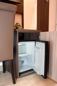 einem leeren Kühlschrank mit offener Tür in der Küche in der Unterkunft SCIPIO92HOME in Rom