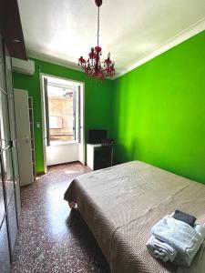 zieloną sypialnię z łóżkiem i zieloną ścianą w obiekcie Liudan&rooms Affittacamere w Rzymie