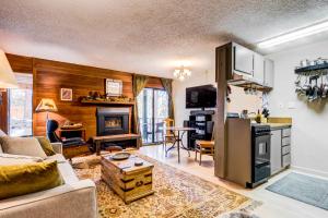 eine Küche und ein Wohnzimmer mit einem Sofa und einem Herd in der Unterkunft Kings Run Romance in Tahoe Vista