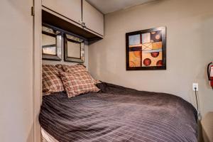 1 dormitorio con 1 cama y una pintura en la pared en Kings Run Romance en Tahoe Vista