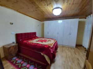 Postel nebo postele na pokoji v ubytování Guest House Trojani