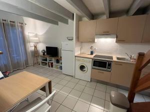 una cocina con fregadero y estufa horno superior en Maison 400m plage, en Mimizan