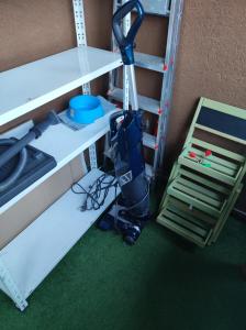 ein Zimmer mit einem Mopp am unteren Etagenbett in der Unterkunft La Dimora degli Artisti - Imola in Imola