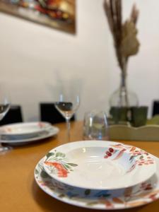 una mesa con un plato con flores. en Apartment Butterfly, en Čatež ob Savi