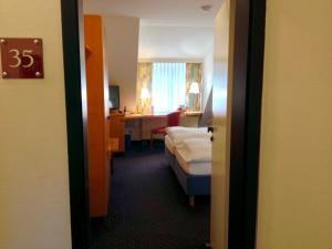 Giường trong phòng chung tại Hotel Möhringer Hof