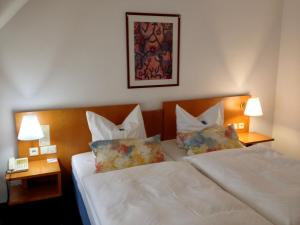 Giường trong phòng chung tại Hotel Möhringer Hof