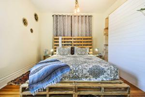 una camera con letto e testiera in legno di Sturgeon Bay Retreat Near Downtown and Sunset Park! a Sturgeon Bay