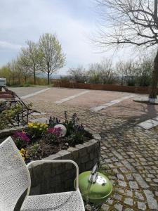 een tuin met twee stoelen en een groene frisbee bij Ferienwohnung Schuhmann mit Wintergarten und Garten Therme Aquapulco und IKUNA Erlebnispark, ZOO Schmiding 20 min mit Auto entfernt AB 3 NÄCHTE BUCHBAR in Hinzenbach