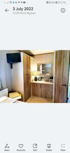 um quarto com um armário com uma cozinha em Glan Hirfaen Where the mountains meet the sea em Porthmadog