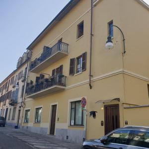 ein gelbes Gebäude mit einem davor geparkten Auto in der Unterkunft La Terrazzina, silenzioso, zona Piazza Gran Madre in Turin + 28 Fotos