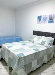 1 dormitorio con 1 cama con edredón en Spazio Martinelli, en Santa Teresa