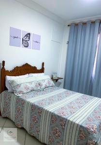 1 dormitorio con 1 cama con edredón en Spazio Martinelli, en Santa Teresa