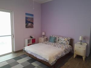 1 dormitorio con 1 cama y 2 mesitas de noche en Spacious and Modern Apartment Near to the Sea en St Paul's Bay