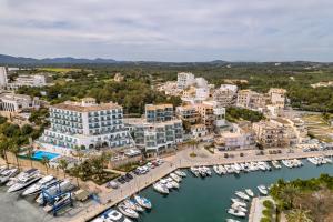 una vista aérea de un puerto deportivo en una ciudad en Porto Drach Aparthotel & Suites en Porto Cristo