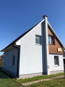 ein weißes Haus mit einem Holzdach in der Unterkunft Ferienhaus Isaro in Ludwigsburg
