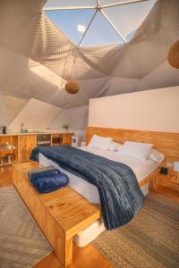 a bedroom with a large bed with a wooden platform at Samaipata Glamping in Samaipata