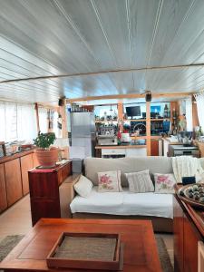 sala de estar con sofá y cocina en Yacht, 23 mètres, à quai. en Sète