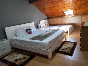 una camera con due letti e due tappeti di Casa da Emilia do Gerês a Outeiro