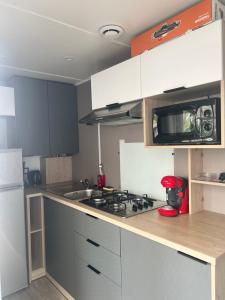 Kuchyňa alebo kuchynka v ubytovaní Mobil home Camping 4* La Falaise Narbonne Plage