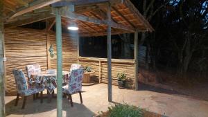 a patio with a table and chairs in a pavilion at Recanto Águas Claras in Soledade de Minas