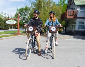 Vélo sur le terrain de l'établissement Canmore Rocky Mountain Inn ou dans les environs