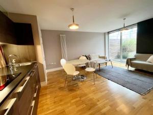 cocina y sala de estar con mesa y sillas en City Apartment with Terrace, en Leicester