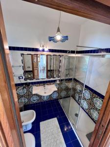 uma casa de banho com um chuveiro e um lavatório. em Suite Capri em Ischia