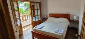 a small bedroom with a bed and a window at VILLA GÓMEZ in Zapatoca