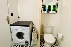 ein Badezimmer mit Waschmaschine und Toilette in der Unterkunft La Maison des Plantes, charmante, atypique et cosy pour 4 personnes avec parking et jardin in Rouen + 32 Fotos