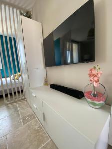 Televízia a/alebo spoločenská miestnosť v ubytovaní Appartement vue sur l'océan