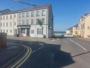 a building on the side of a street at Cosy Castlerock Beside Beach Golf Course and Pub in Castlerock