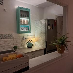 uma cozinha com um armário verde e um frigorífico em AIRUNNES Atico duplex Zahara primera linea em Zahara de los Atunes