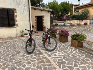 zwei Fahrräder, die vor einem Gebäude geparkt sind in der Unterkunft Casa Vacanze Vecchio Frantoio Residenza Leccino in Spoleto