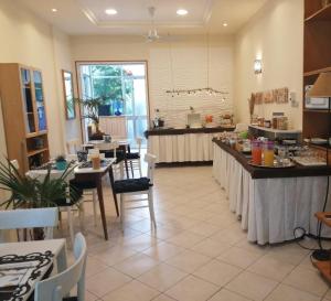 un ristorante con tavoli e sedie in una stanza di Bed and Breakfast Villa Giovanna a Rimini