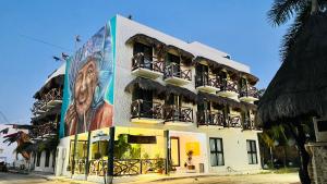 een gebouw met een muurschildering aan de zijkant bij Hotel MAYARI Holbox in Holbox Island