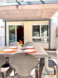 a patio with a table and chairs on a patio at APARTBEACH GREEN RELAX MUY LUMINOSO JUNTO PLAYA y BARBACOA in Salou