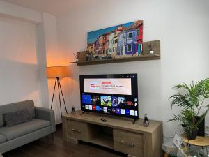 Televízia a/alebo spoločenská miestnosť v ubytovaní DREAM RAMBLA