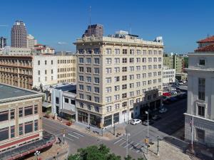 eine Luftansicht eines großen weißen Gebäudes in einer Stadt in der Unterkunft Hotel Gibbs Downtown Riverwalk in San Antonio