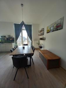 sala de estar con mesa de madera y sillas en R&N Sea Breeze en Blankenberge