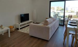 TV a/nebo společenská místnost v ubytování Apartamento Flow Living, com piscina, em Olhão