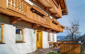 dom z żółtymi drzwiami i patio w obiekcie Cozy Apartment In Reith Im Alpbachtal With Wifi w Reith im Alpbachtal