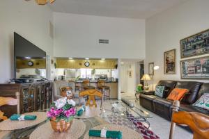 Et opholdsområde på Golf Course View and Pool Access Palm Desert Condo