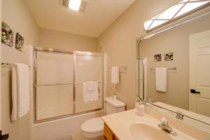Ένα μπάνιο στο 36 Mi to Asheville Mtn-View Home in Burnsville! +27 φωτογραφίες