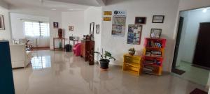 a living room with a large tile floor at Pousada Capão Fôrro in São Roque de Minas