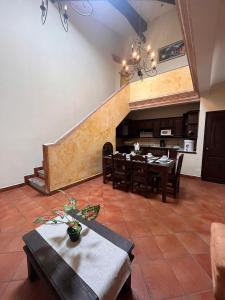 ห้องอาหารหรือที่รับประทานอาหารของ Lindo Apartamento Colonial para 6 Personas en Antigua Guatemala