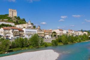 a town on a hill next to a river at studio-ville médievale-charmant in Crest