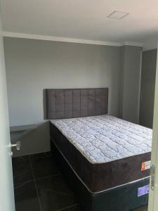 a bedroom with a bed in a room at Apartamento Alto Padrão - Com Ar in Campina Grande