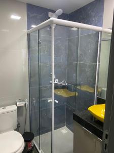 een badkamer met een douche, een toilet en een wastafel bij Apartamento Alto Padrão - Com Ar in Campina Grande