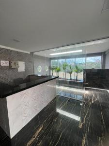 vestíbulo con barra de mármol y piscina en Apartamento Alto Padrão - Com Ar en Campina Grande