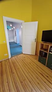 ein leeres Zimmer mit einer Tür und einem TV in der Unterkunft Designerwohnung Berlin Mitte in Berlin